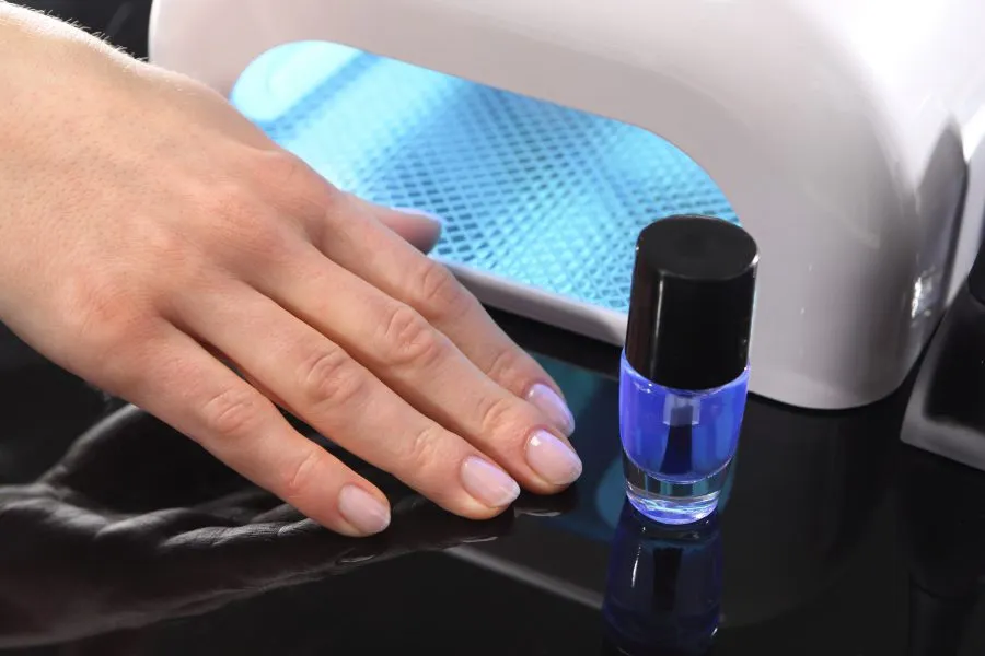 Chcesz wykonywać manicure hybrydowy samodzielnie? Sprawdź, czego potrzebujesz!